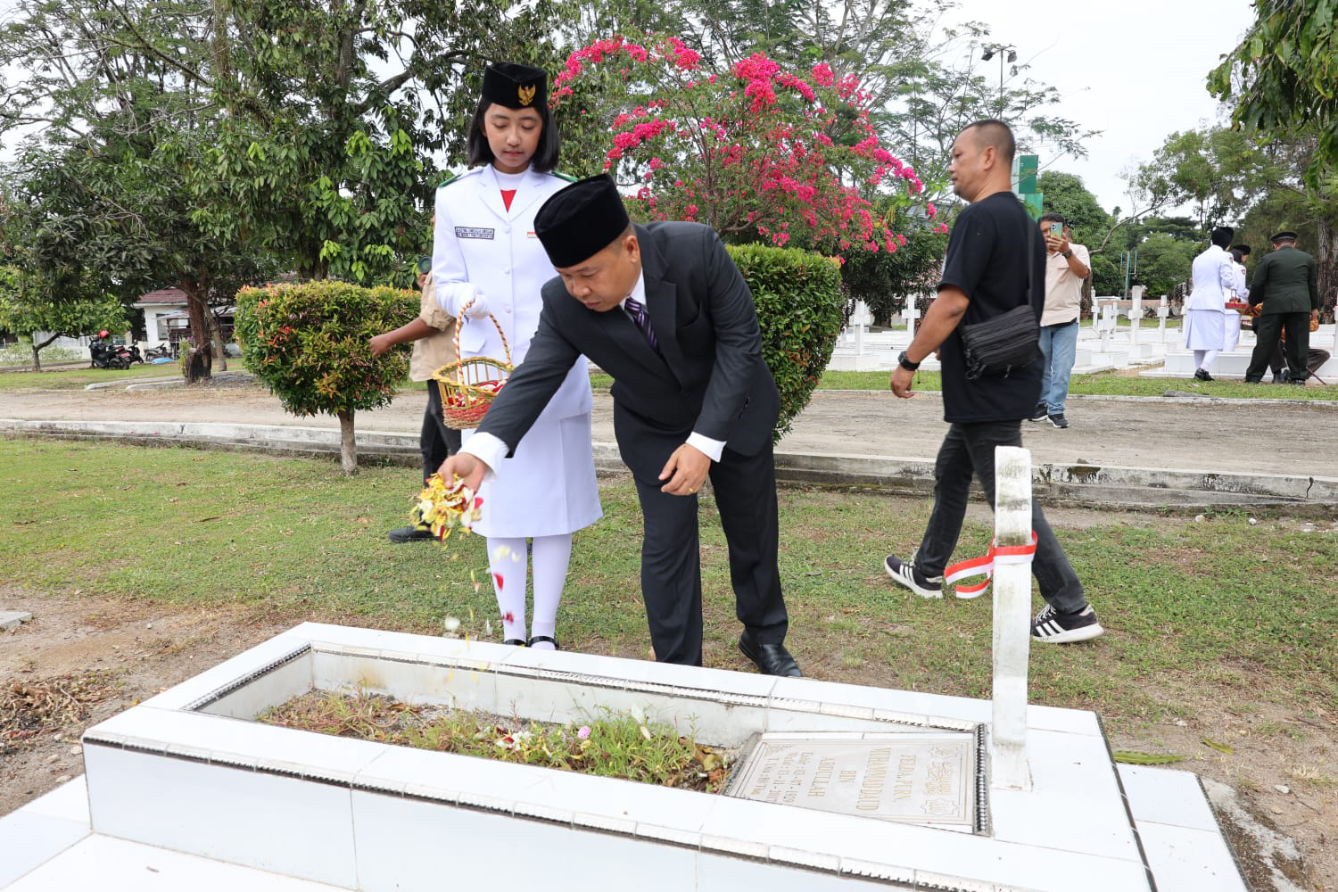 Ketua DPRD Siantar serta Forkopimda Ziarah ke TMP Nagur Usai Upacara Nasional